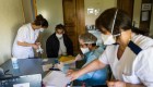 Preocupan los contagios y las bajas de médicos en el sector salud de Argentina