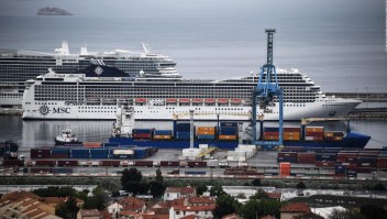 Uno de los últimos cruceros en el mar atraca en Marsella