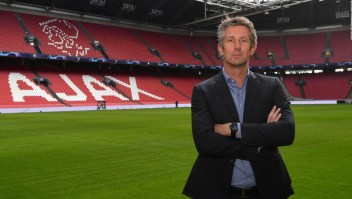 Edwin van der Sar, en defensa del Liverpool