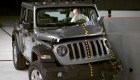 Jeep se voltea durante una prueba de choque