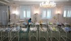 Más de 100 bebés de gestión subrogada, varados en Ucrania
