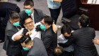 Golpes y empujones en el Parlamento de Hong Kong