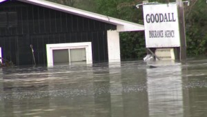 Inundaciones por ruptura de dos represas en Michigan