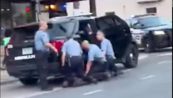 Video muestra tres policías con su rodilla sobre George Floyd
