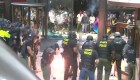 Repelen con gases vandalismo contra sede de CNN