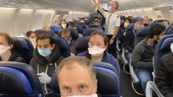 United Airlines dijo que trataría de mantener vacíos los asientos intermedios. Esta foto muestra un vuelo casi completo