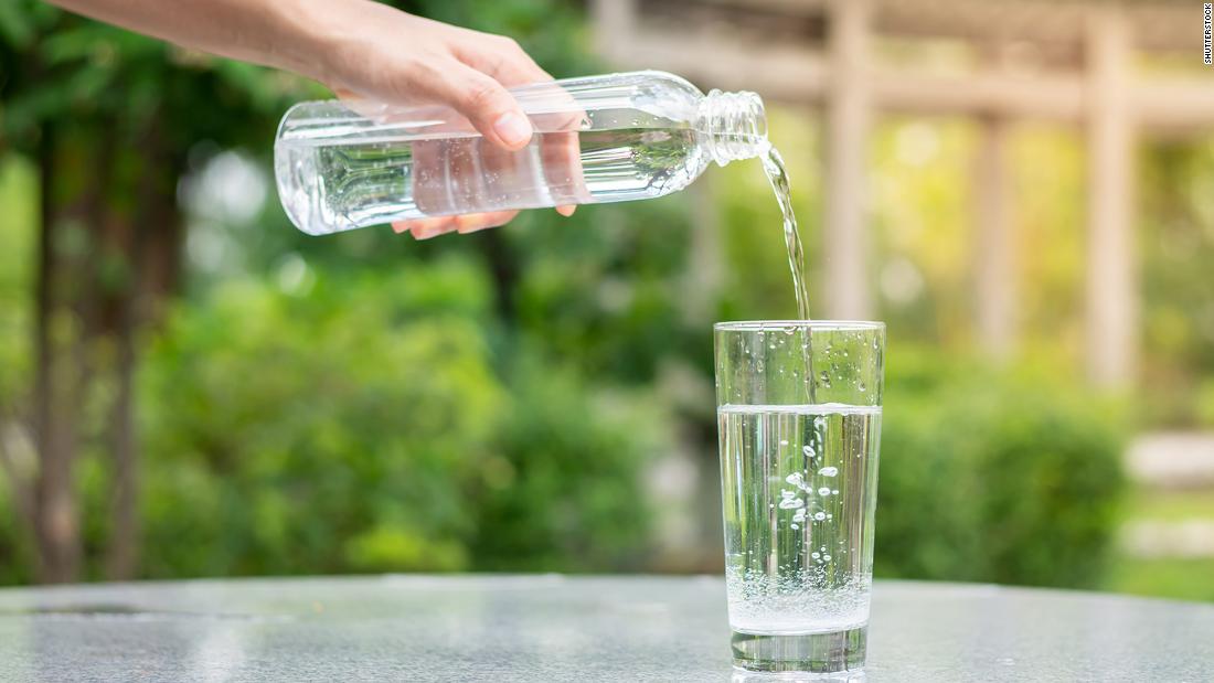 ¿Cuánta agua realmente necesitamos beber?