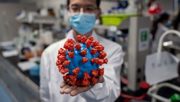 Empresa de biotecnología dice que podría tener tratamiento contra el coronavirus para el verano