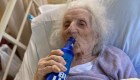 Mujer celebra su recuperación del coronavirus con una cerveza