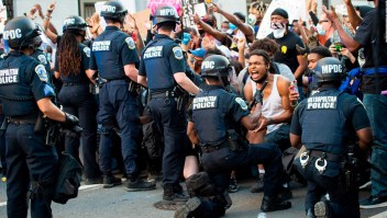 Policías se arrodillan en solidaridad con manifestantes