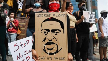 Conmemoran a George Floyd en Los Ángeles con protestas pacíficas
