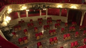 Un teatro con distanciamiento físico que se volvió viral