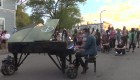 YT Pianista tocó en el medio de las protestas