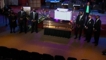 "Dejen de tener su rodilla en nuestros cuellos" dice reverendo en funeral privado de Floyd