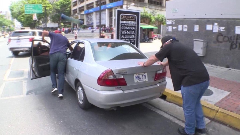 El suplicio de pagar la gasolina en dólares en Caracas