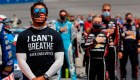 Los motores de NASCAR rugen contra el racismo