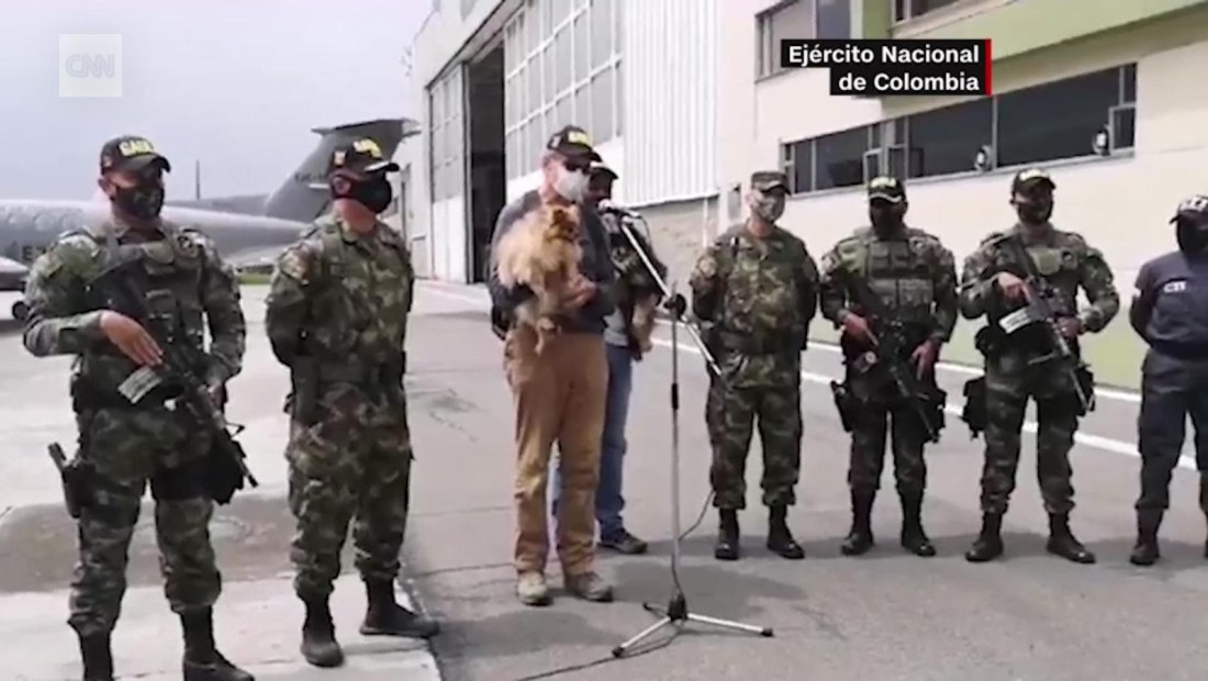 Ejército de Colombia rescata a dos secuestrados y sus perros
