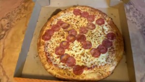 Pareja recibe pizza con pepperoni en forma de esvástica