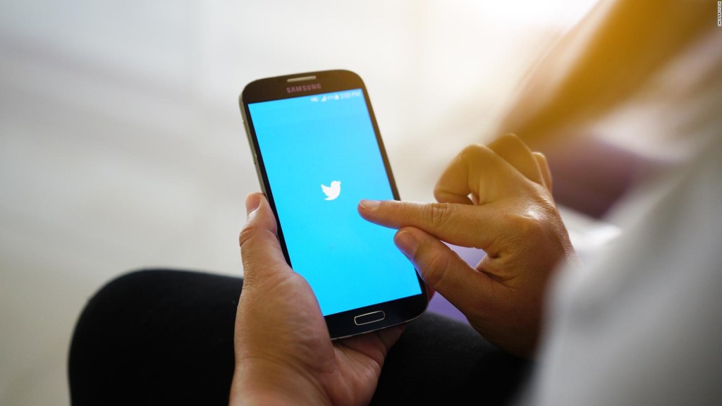 Twitter elimina 7.000 cuentas vinculadas a QAnon