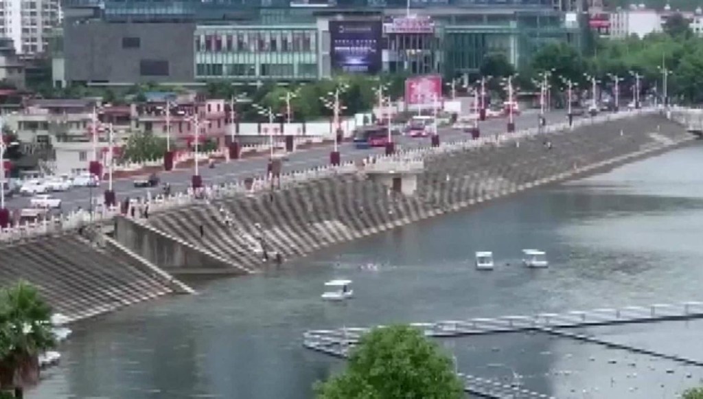 China: 21 personas mueren tras caída de autobús en lago