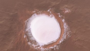 Imágenes increíbles: un cráter con agua congelada en Marte