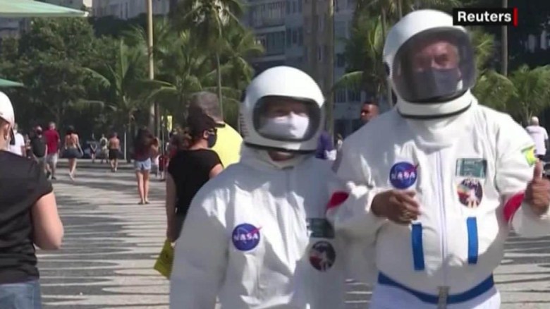 Brasil: buscan evadir al covid-19 con traje de astronauta