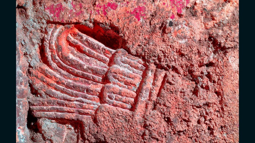 Autoridades descubren ruina prehispánica bajo edificio de la capital mexicana