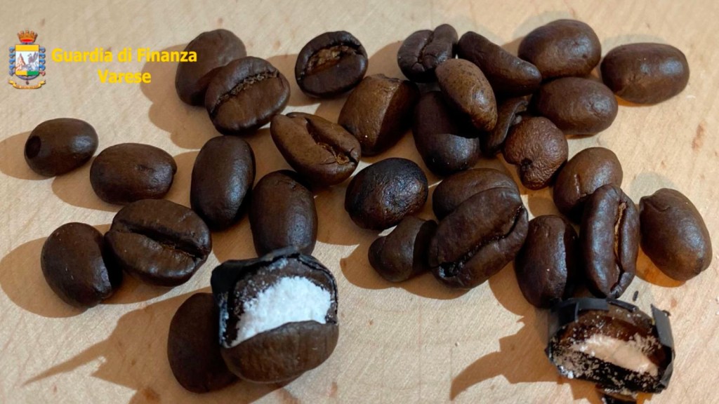 Italia: policía confisca cocaína oculta en granos de café