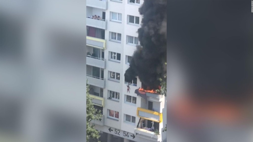 Multitud salva a niños de un edificio en llamas en Francia