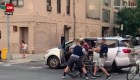 Controversia por un video que muestra a la policía de Nueva York llevándose a una mujer en una camioneta sin logos policiales