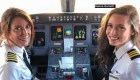 Foto de madre e hija en cabina de vuelo se hace viral