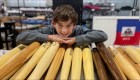 Niño transforma árboles caídos en bates de béisbol