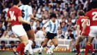 Juan Pablo Varsky le regaló un dibujo a Diego Maradona