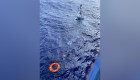 Así rescataron a navegante aferrado a su bote en Florida