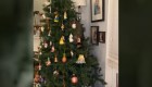 ¡Sorpresa! Un mapache en el árbol de Navidad