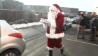 Santa Claus entrega juguetes y alimentos en Nueva Jersey