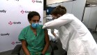 El Dr. Gupta se vacuna contra el covid-19