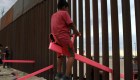 Niños de México y EE.UU. juegan con toboganes a través de la frontera