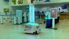 Este robot lucha contra el covid-19 en aeropuerto de Florida
