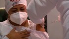 Una enfermera, la primera que recibió la vacuna en Colombia