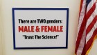 Pancarta de Taylor Greene: "Hay dos géneros: másculino y femenino"