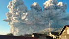 Volcán Sinabung en Indonesia hace erupción
