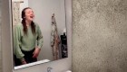 Mujer descubre un apartamento tras el espejo de su baño