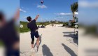 Tom Brady y David Beckham juegan en la playa