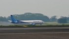 Este avión se salió de la pista en aeropuerto de Indonesia