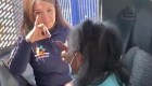 Policía ayuda a persona con discapacidad auditiva a recibir su vacuna