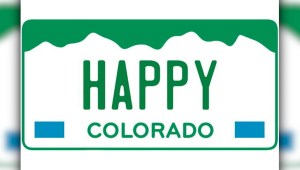 Colorado subasta placas de autos con temas de marihuana