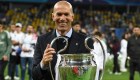 Zinedine Zidane sale en defensa del Real Madrid