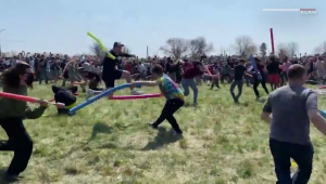 Multitud organizó una pelea con tubos flotadores