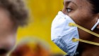 CDC actualizarían guía sobre mascarillas para personas vacunadas